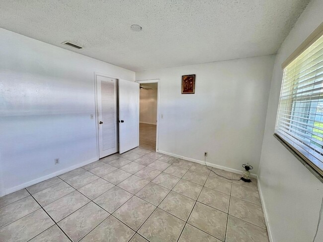 Building Photo - 101 Leisure Lake Cir