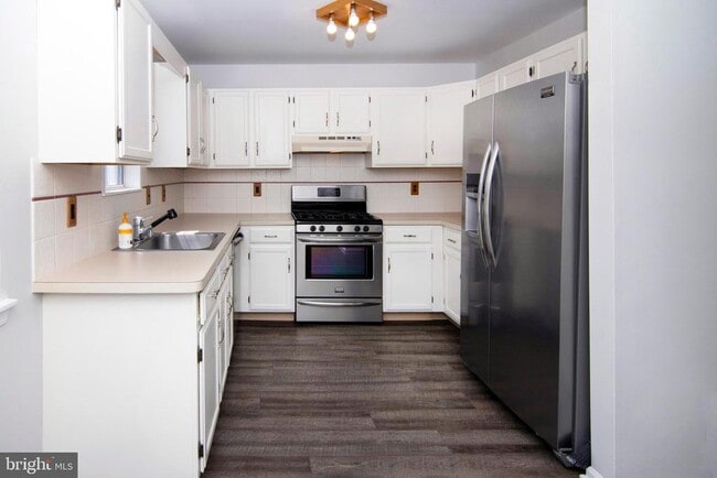 Building Photo - 1010 Hillsboro Ct