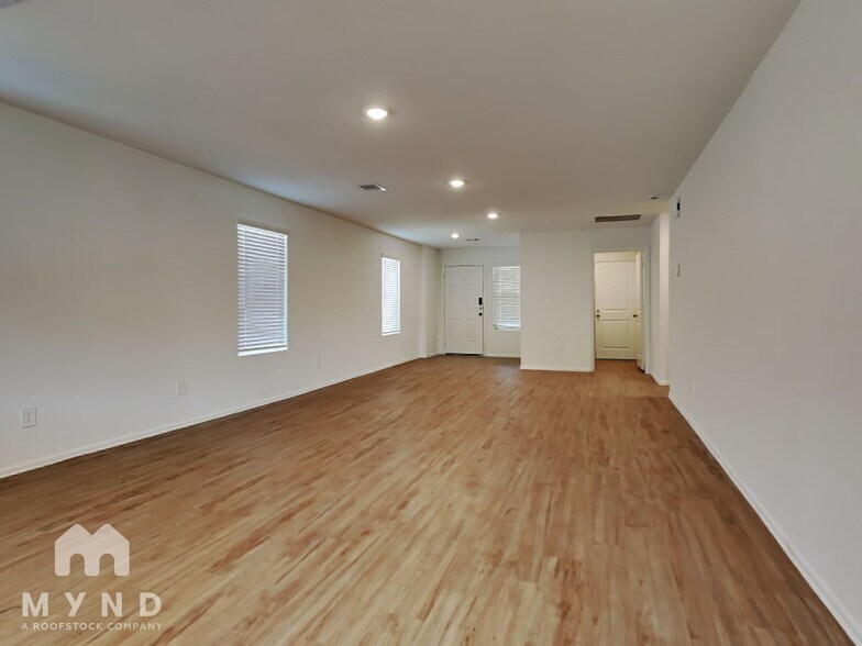 Building Photo - 2842 Via Augusta Dr