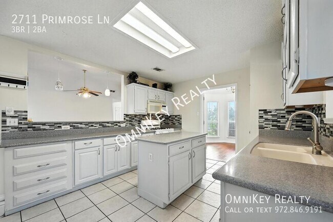 Building Photo - 2711 Primrose Ln