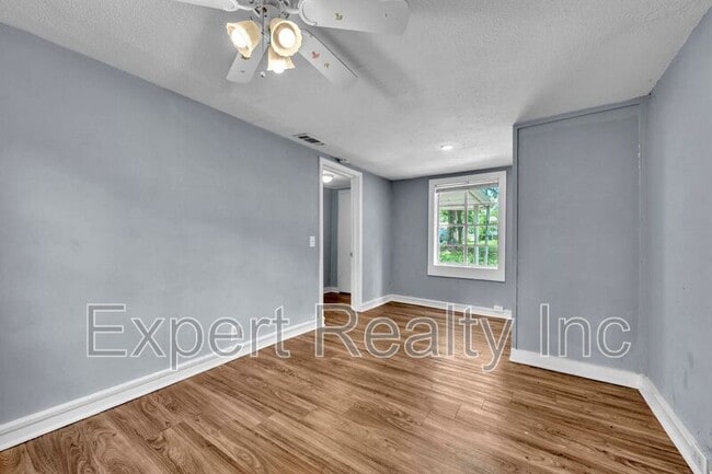 Building Photo - 216 Meadowood Ave