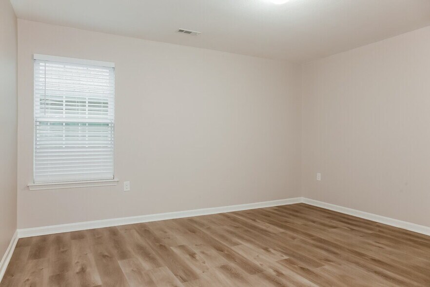 Building Photo - 1924 Eastway Dr