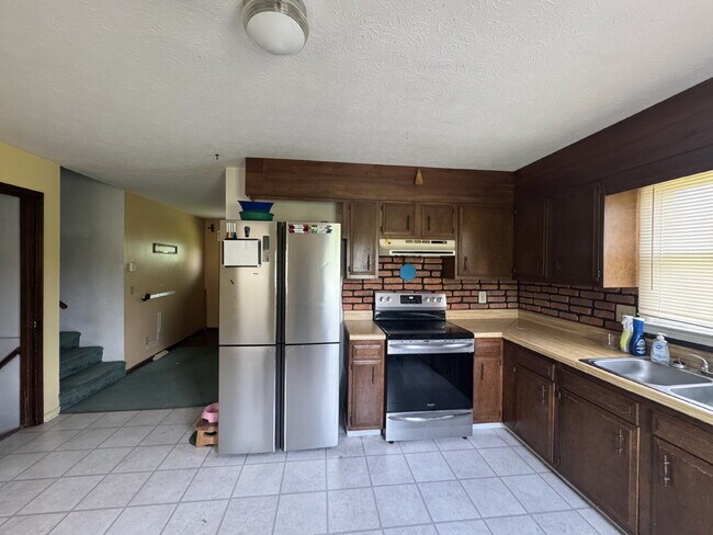 Building Photo - 3 bedroom 2 Bathroom home