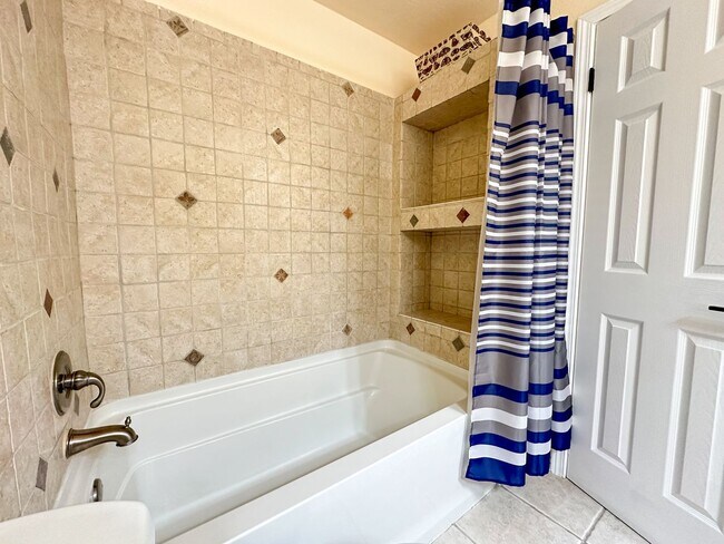 Building Photo - Updated Single-Family Home with Large Back...