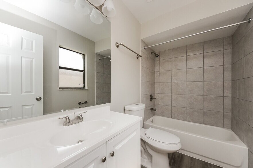 Building Photo - 619 Heraldo Ct