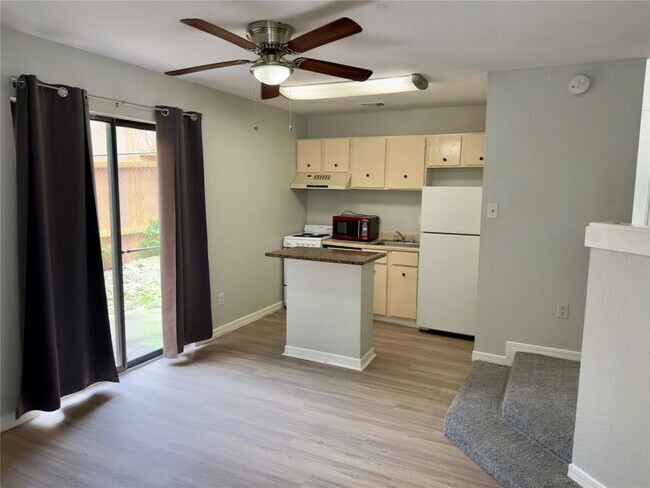 Building Photo - 513 S Park Dr