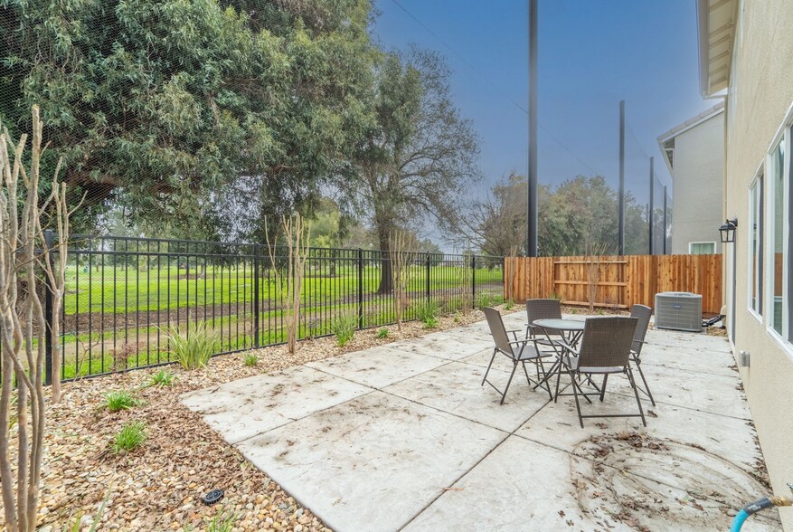 Backyard Fire Pit & BBQ - 438 Miwok Ln