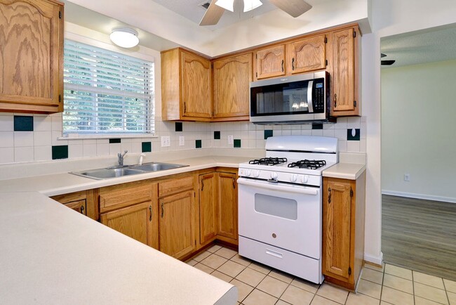 Building Photo - Convenient Coventry Home