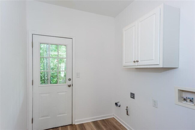 Building Photo - 3967 Howell Park Rd