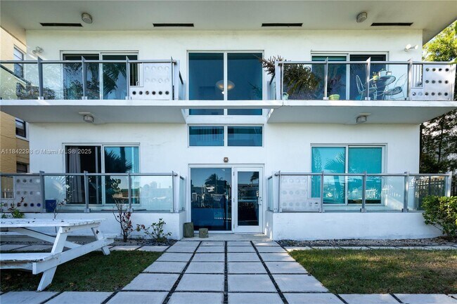 Building Photo - 7171 Bay Dr