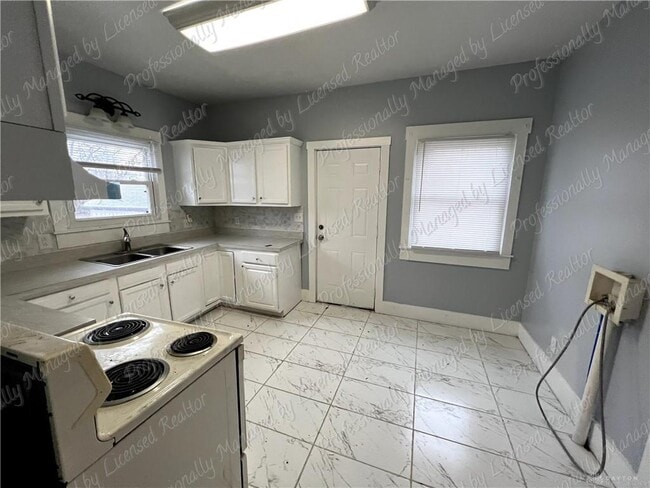 Building Photo - 44 Bluecrest Ave