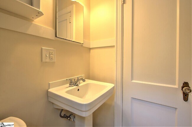 Building Photo - 10 Buist Ave