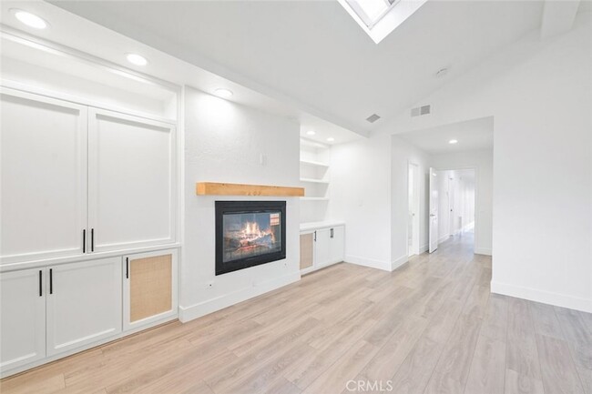 Building Photo - 411 Goldenrod Ave