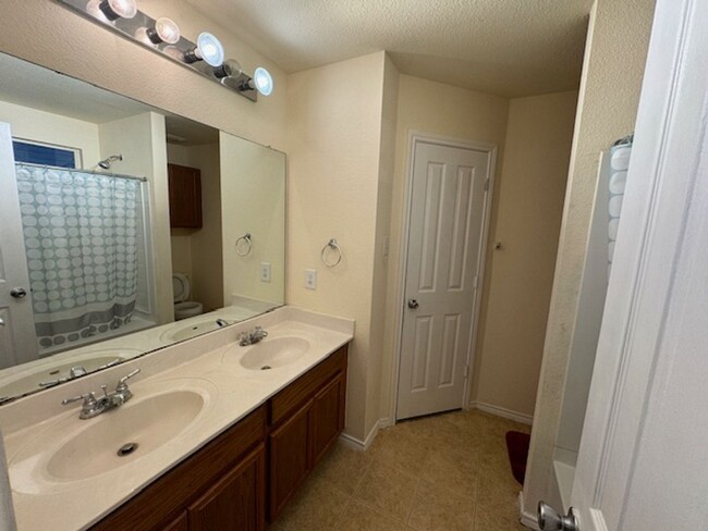 Building Photo - Nice 3 bedroom 2 Bath One Story Home