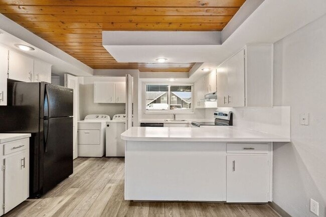 Building Photo - Beautiful Rustic-Style 1-bedroom Apartment...