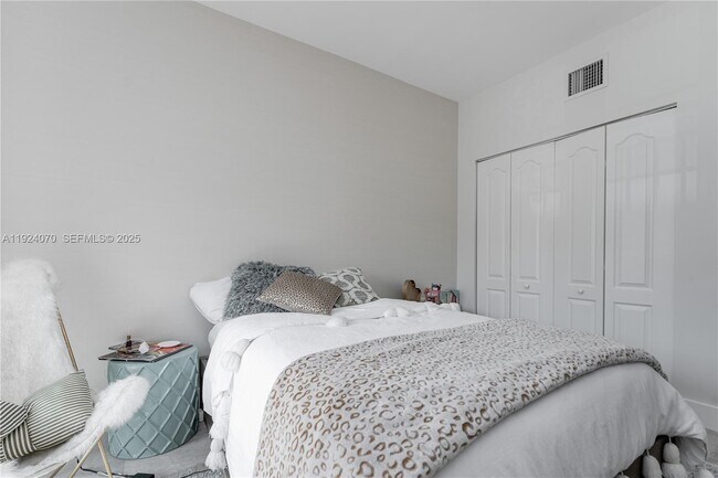 Building Photo - 18460 NE 30th Ave