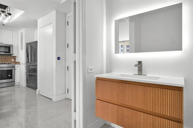 Building Photo - 808 Brickell Key Dr