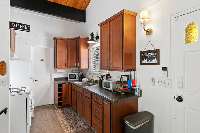 Building Photo - 32240 Fern Dr