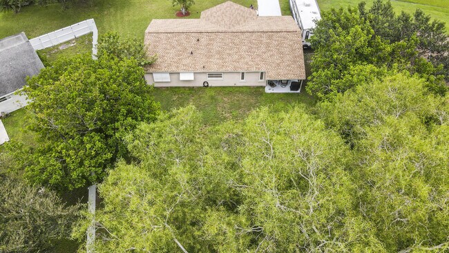 Building Photo - 232 SW Kimball Cir
