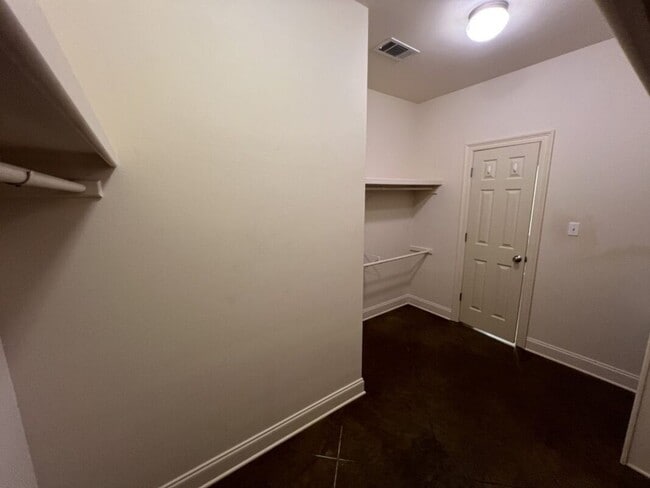Building Photo - 2568 Middletowne Dr