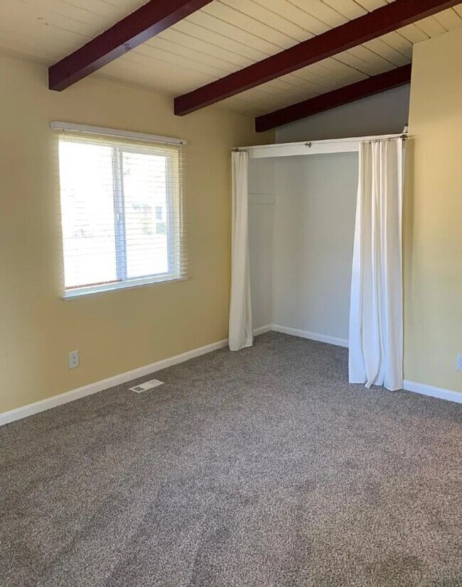Building Photo - Charming 3-Bed 2bath Single-Level Home in ...