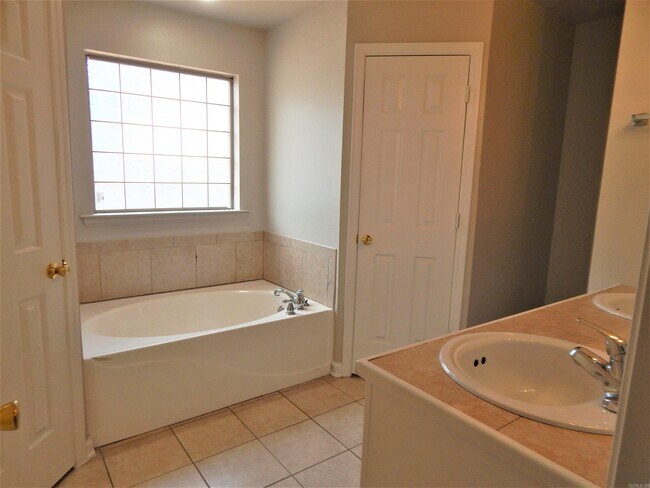 Building Photo - 451 Wisteria Dr