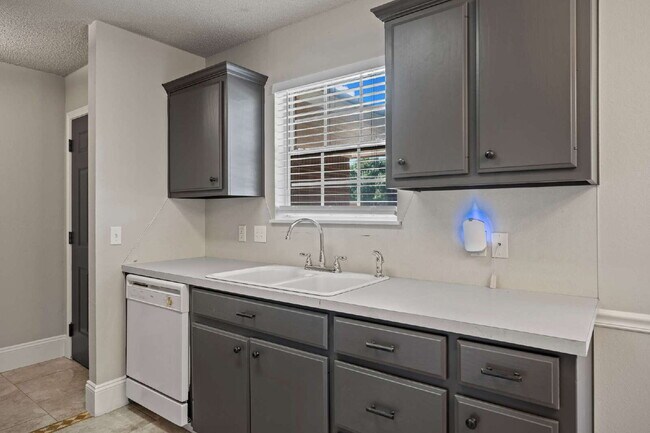 Building Photo - Beautiful 2/2 Near all of Lubbock's Amenit...