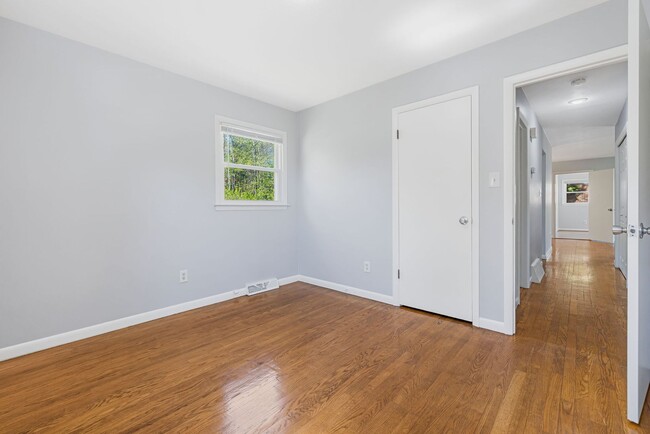Building Photo - 3-Bedroom West Asheville Ranch with Bonus ...