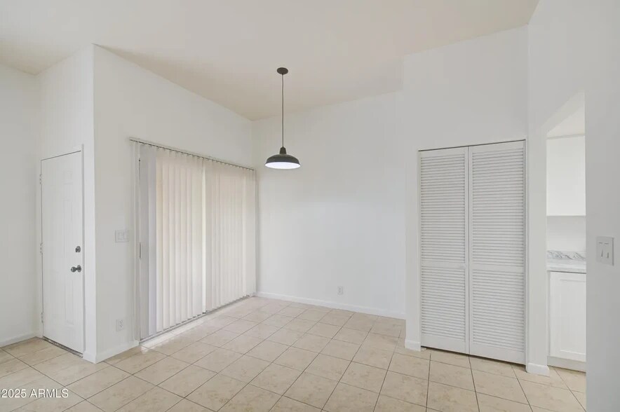 Building Photo - 712 S Lebanon Ln