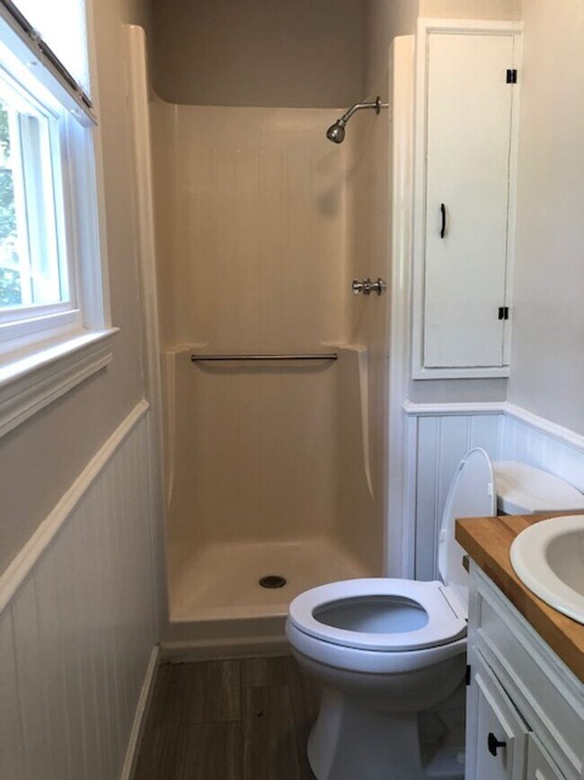 Building Photo - Travelers Rest !! 3 BR, 2 BA with Great Living Space - Den, Bonus Room, Primary Suite has a HUGE ...