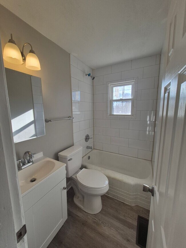 Building Photo - Cozy 1 bedroom house with large yard