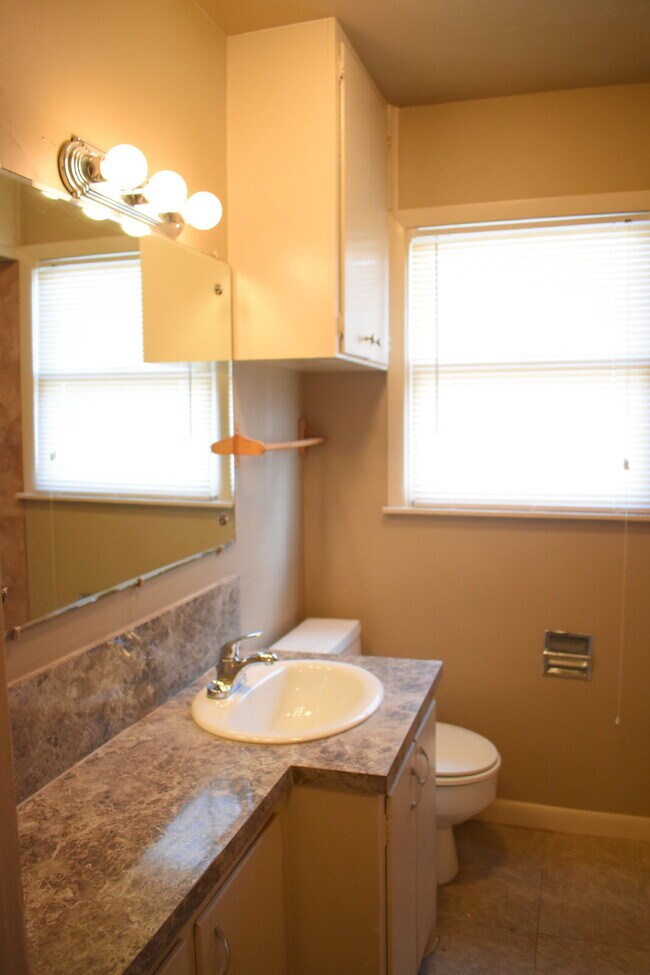 Building Photo - 2 Bedroom Home Near Coronado High School!
