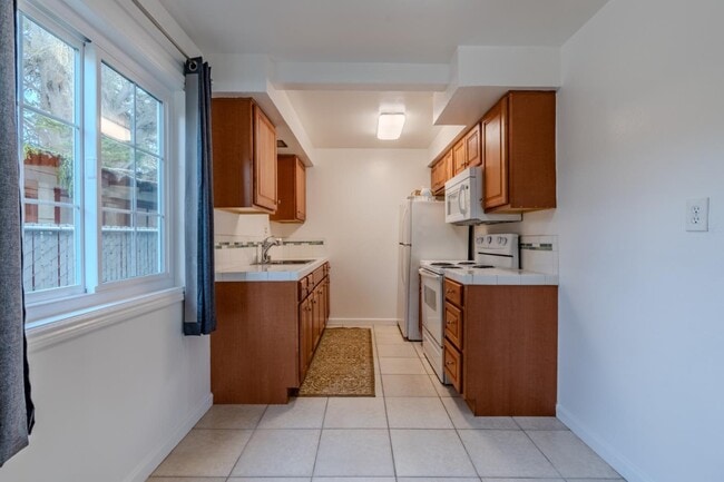 Building Photo - 102 Brighton Rd