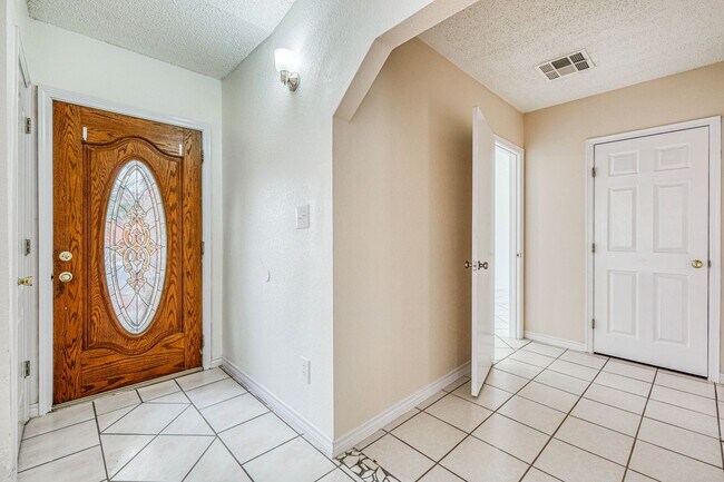 Building Photo - 3 Bed 2 bathrooms house 79936