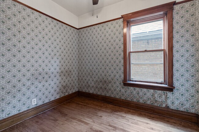 Building Photo - 928 W 32nd St