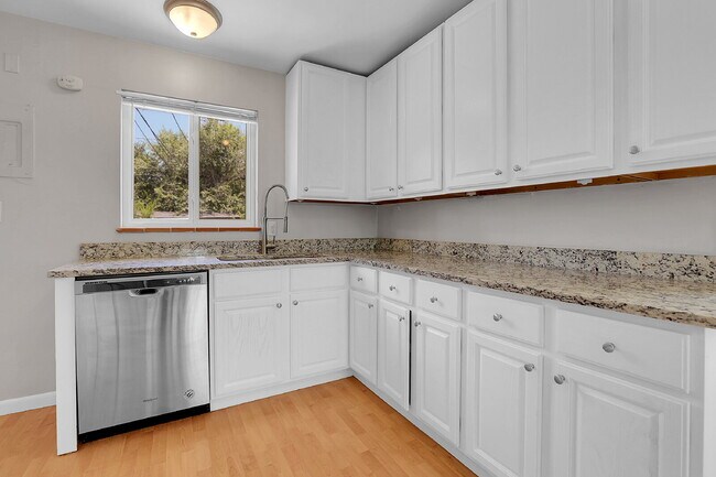 Building Photo - $1,995 - 3 Bed, 1 Bath Duplex Unit in Litt...