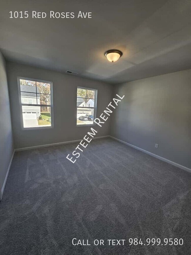 Building Photo - 1015 Red Roses Ave