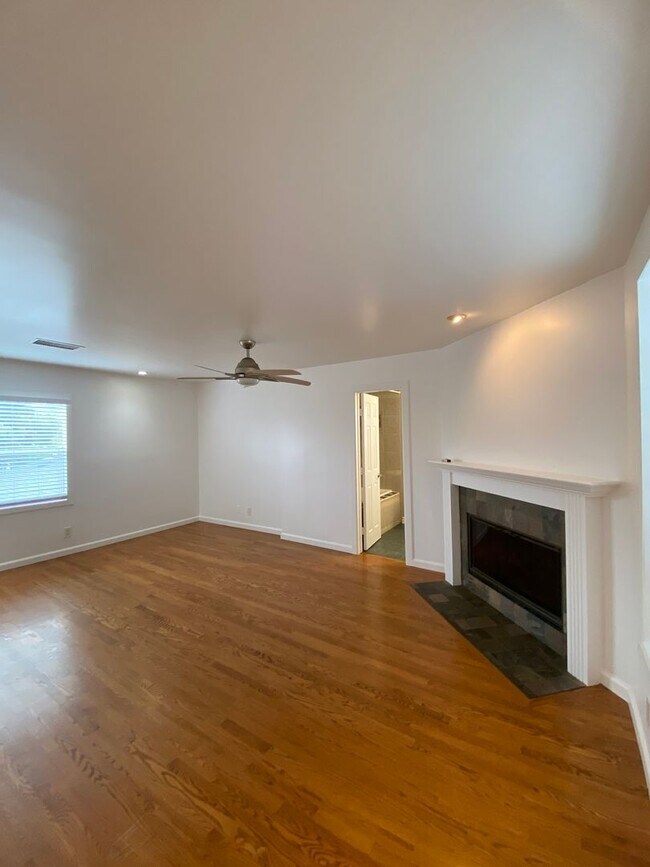 Building Photo - Long Beach: 4 bedroom 3 bath with Spacious...