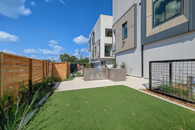 Building Photo - Luxury 2-Bed, 2-Bath @ University Oaks!