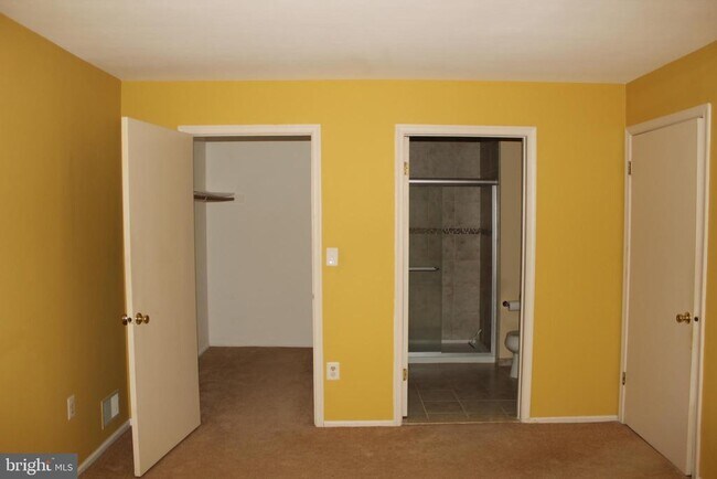 Building Photo - 84 Cheverny Ct