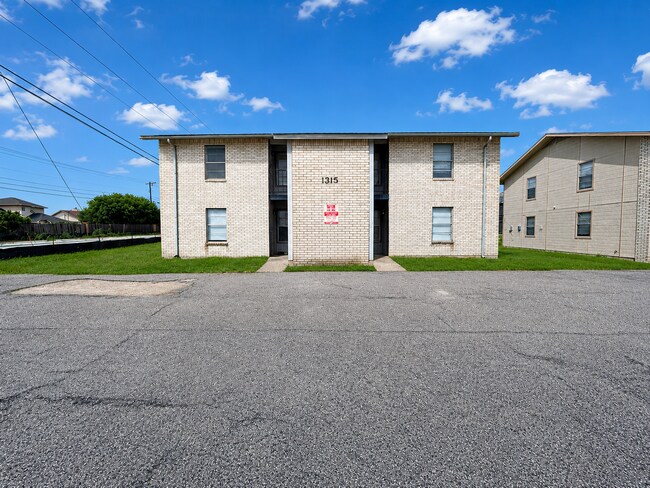 Building Photo - 1315 Quail Cir