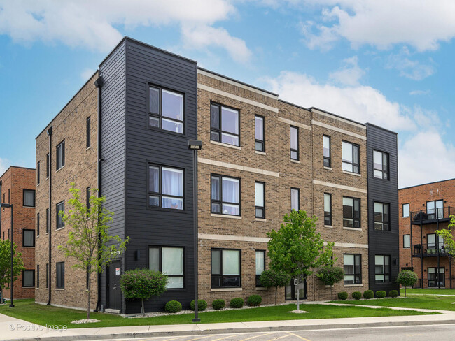 Building Photo - 2150 N Neenah Ave