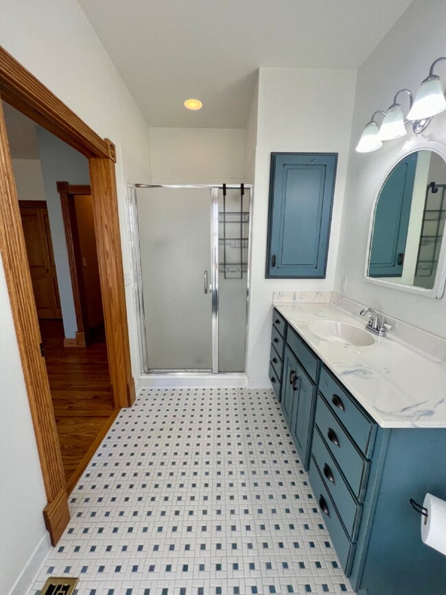 Building Photo - Charming Three Bedroom Home!