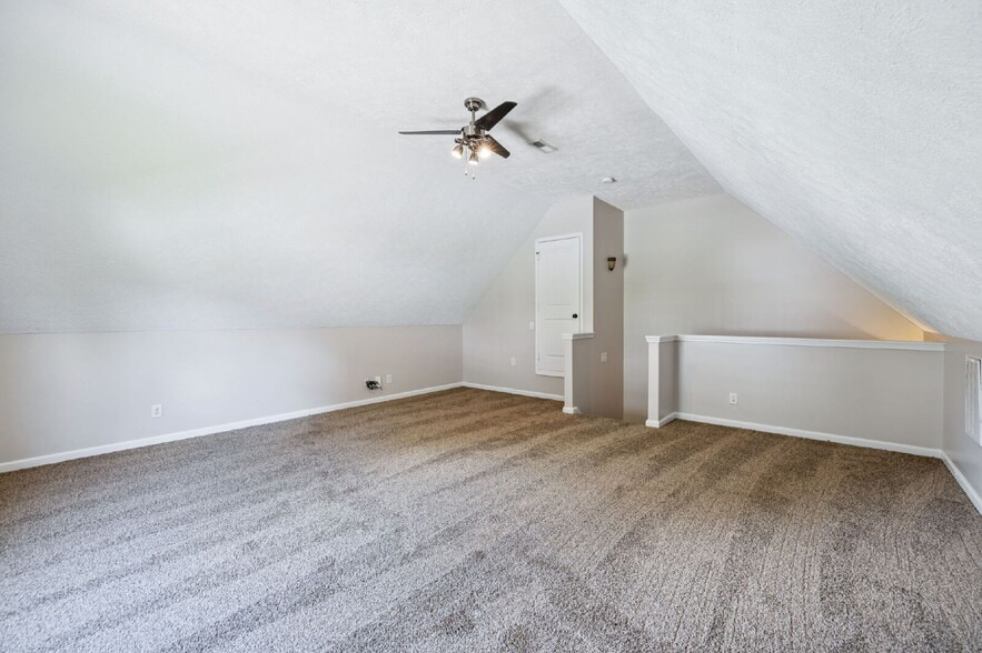Building Photo - 634 Hidden Valley Dr