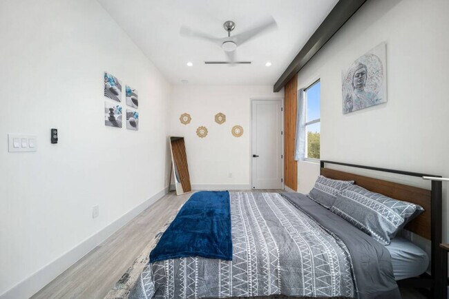 Building Photo - 1514 NE 5th Ct