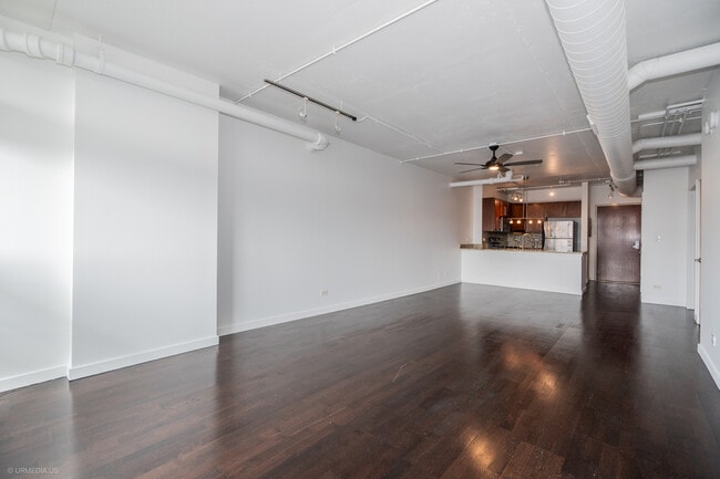 Building Photo - 1610 W Fullerton Ave