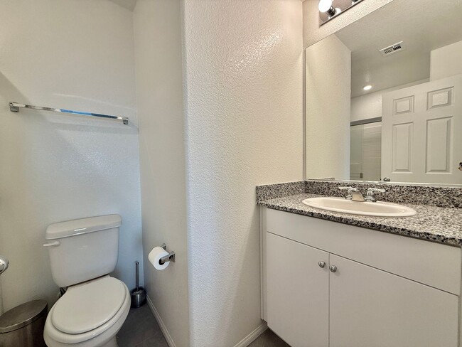 Building Photo - Beautiful 3bd/3bath home