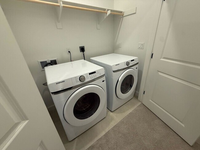 Building Photo - LIVE IN A NEW HOME!