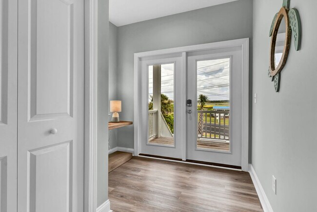 Building Photo - 822 S Topsail Dr