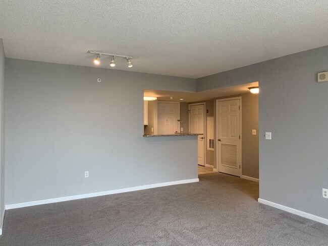 Building Photo - Luxury 2BD/2BA in The Gallery - Across fro...